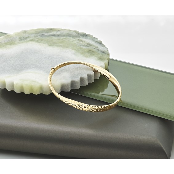 Herco 18K Polished Twisted and Diamond-cut Hinged Bangle