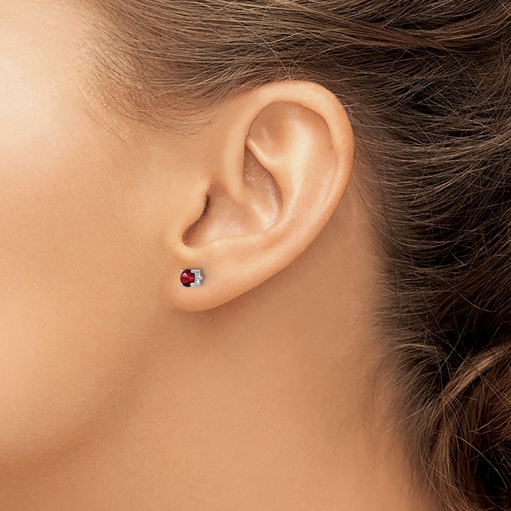Sterling Silver Rhodium-plated 4mm Round Garnet Post Earrings (QBE26JAN)