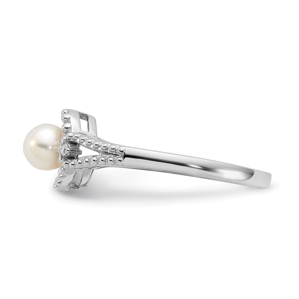 Sterling Silver Rhodium-plated FW Cultured Pearl & Diam. Ring (QBR16JUN-7)