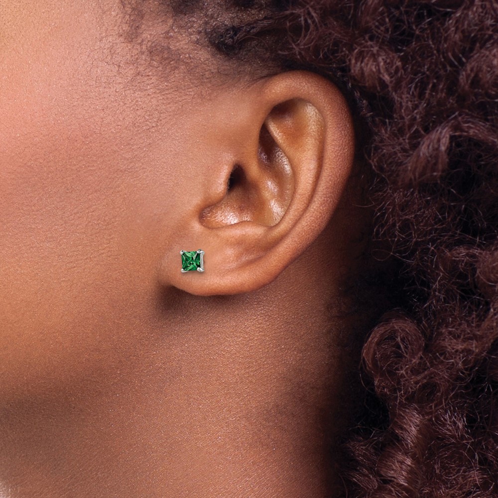 Sterling Silver Polished 4mm Square Green Glass Stud Earrings (QE12366)