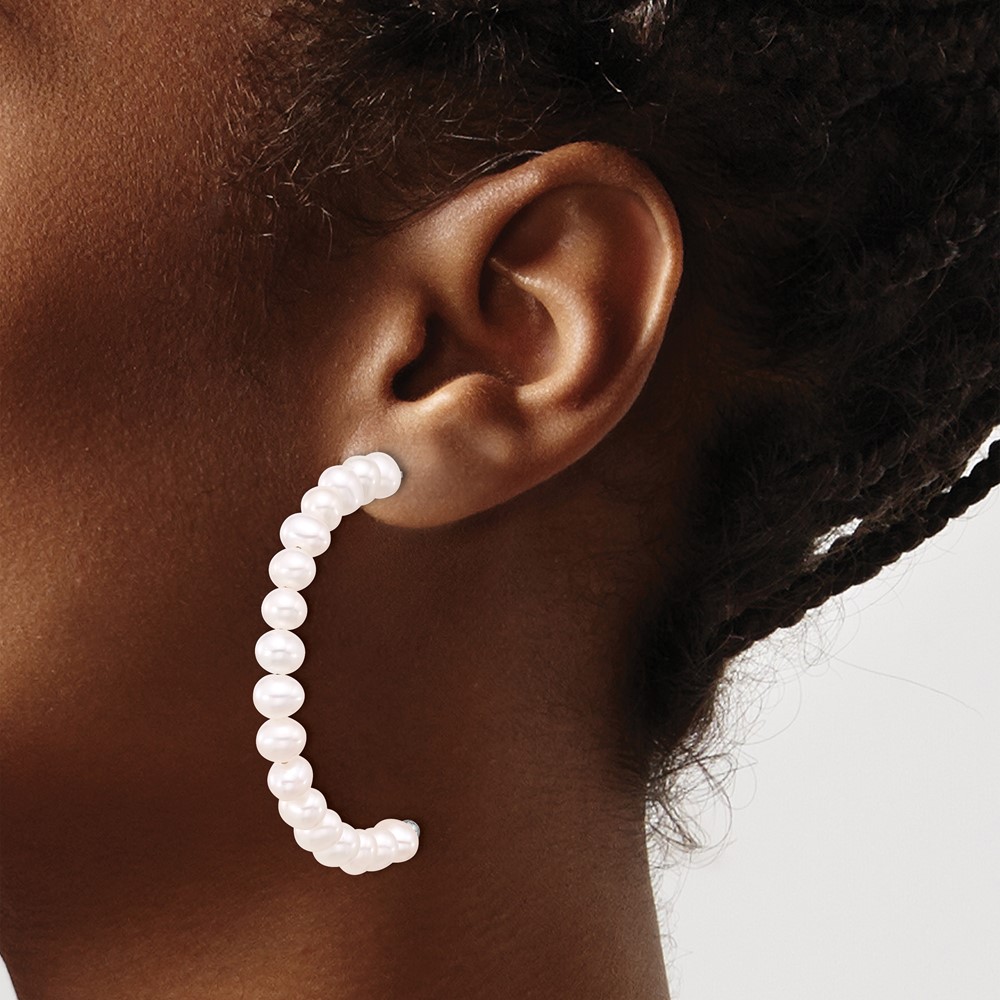 Sterling Silver Rhodium-plated 5-6mm White Semi-Round Freshwater Cultured Pearl Post J-Hoop Earrings (QE17247)