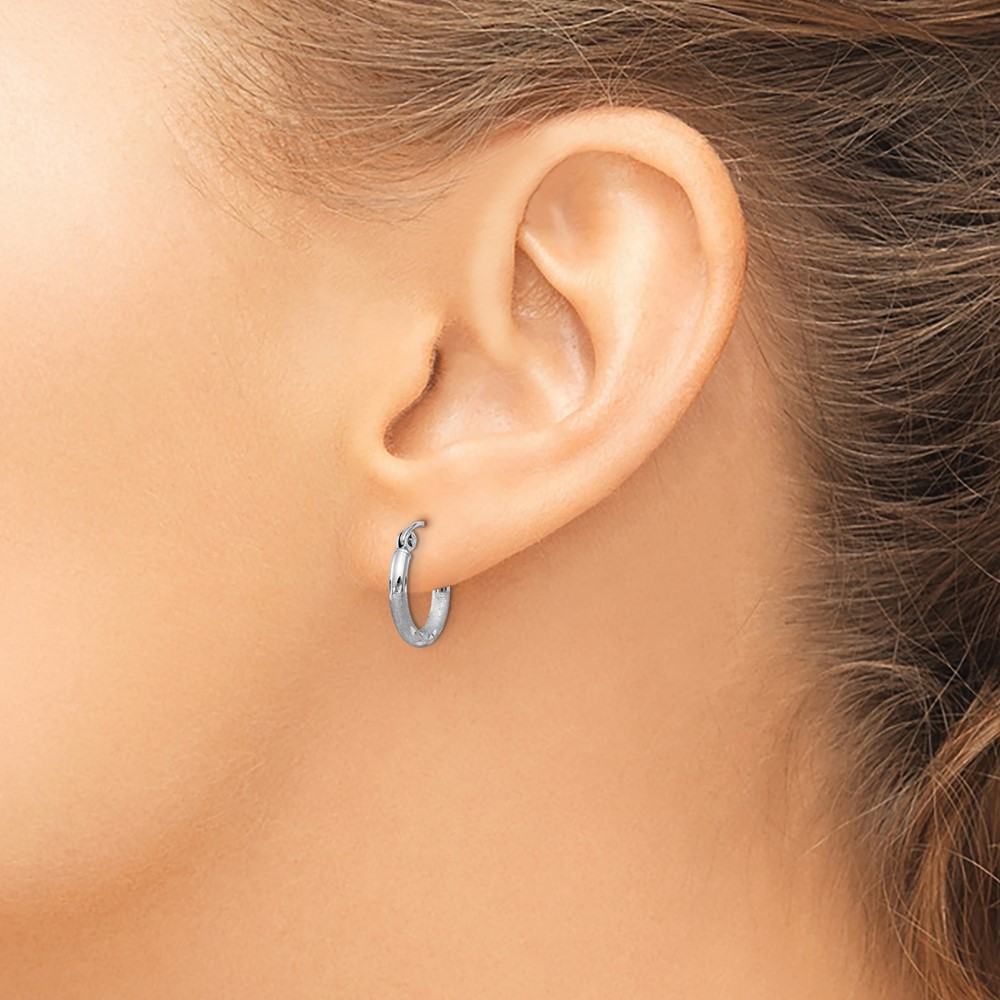 Sterling Silver Rhodium-plated 2mm Polished/Satin Diamond-cut Hoop Earrings (QE4414)