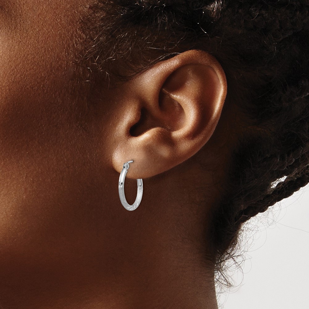 Sterling Silver Rhodium-plated 2mm Polished/Satin Diamond-cut Hoop Earrings (QE4416)