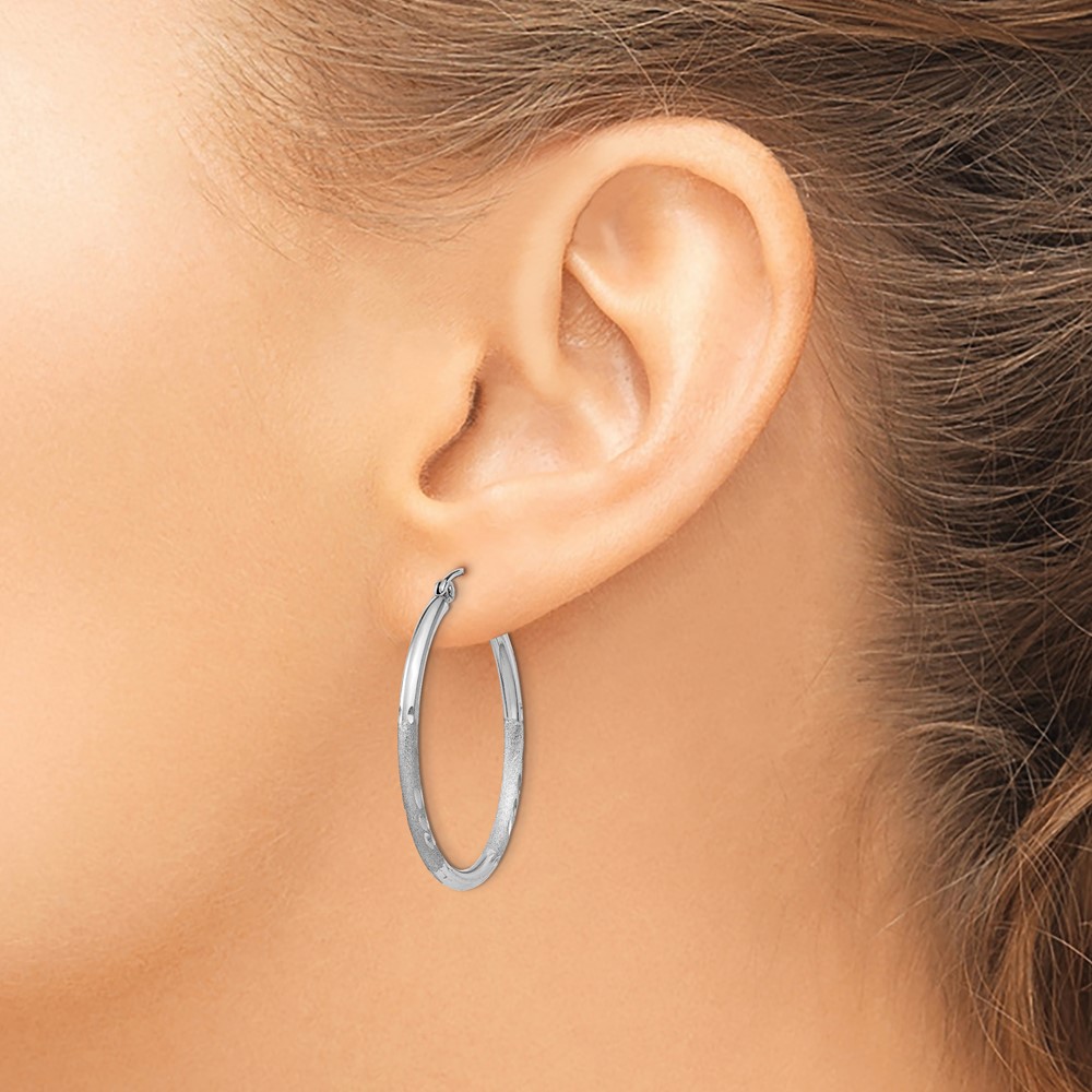Sterling Silver Rhodium-plated 2mm Polished/Satin Diamond-cut Hoop Earrings (QE4419)