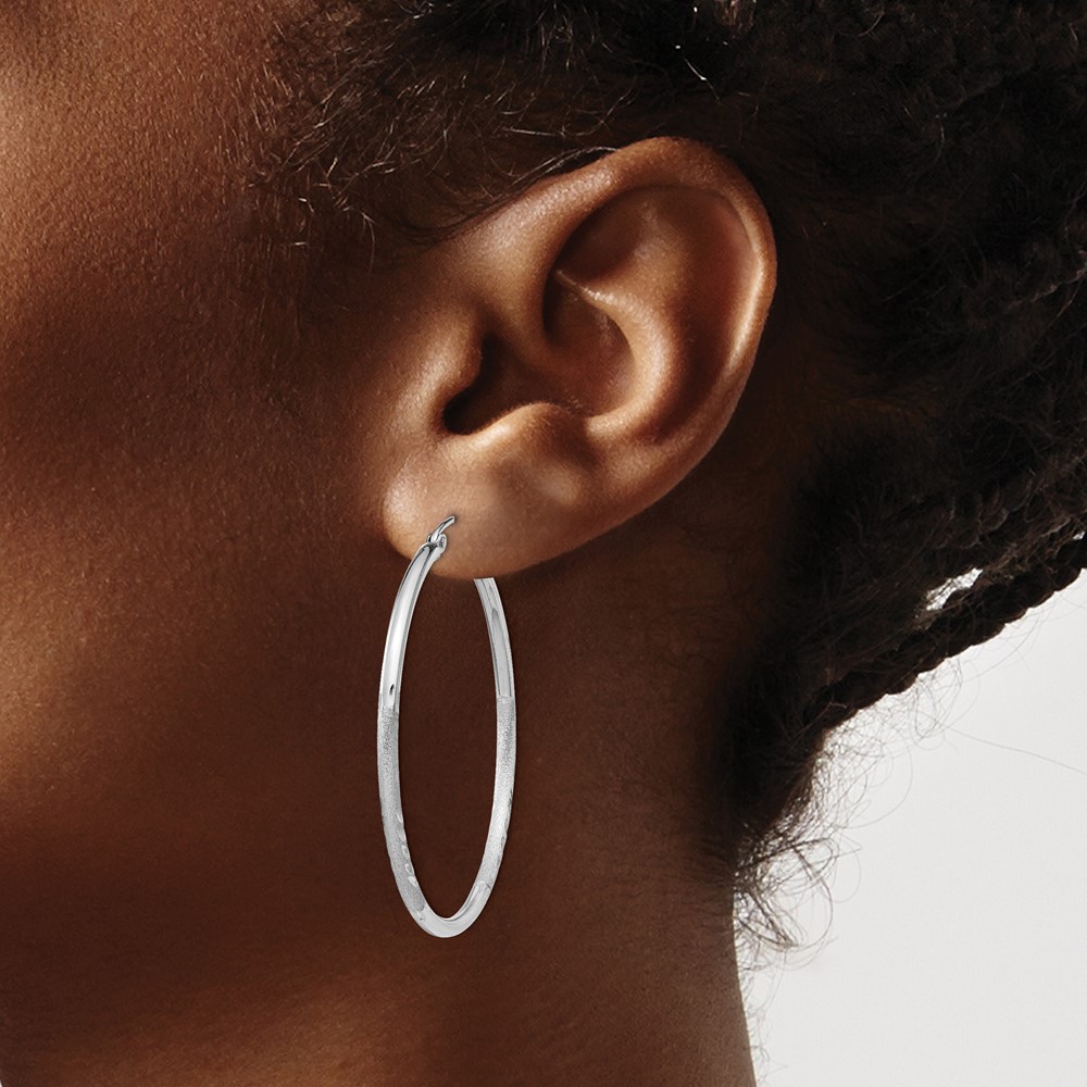 Sterling Silver Rhodium-plated 2mm Polished/Satin Diamond-cut Hoop Earrings (QE4421)
