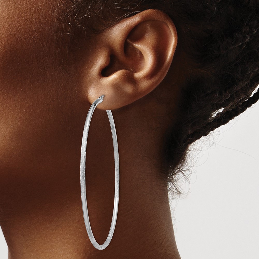 Sterling Silver Rhodium-plated 2mm Polished/Satin Diamond-cut Hoop Earrings (QE4426)