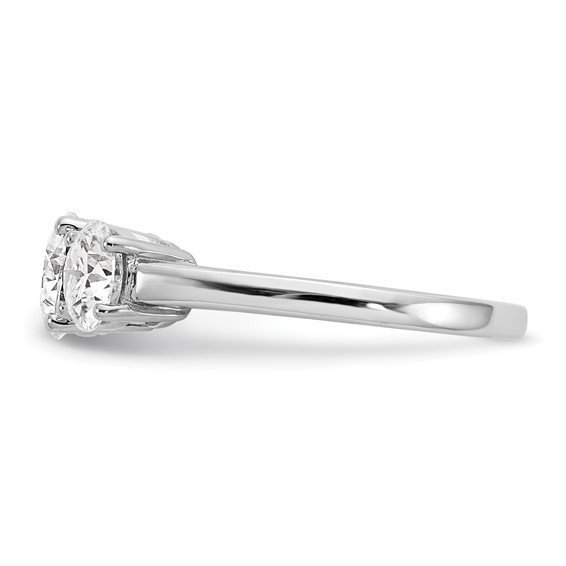 3 Stone Round Moissanite Engagement Rings