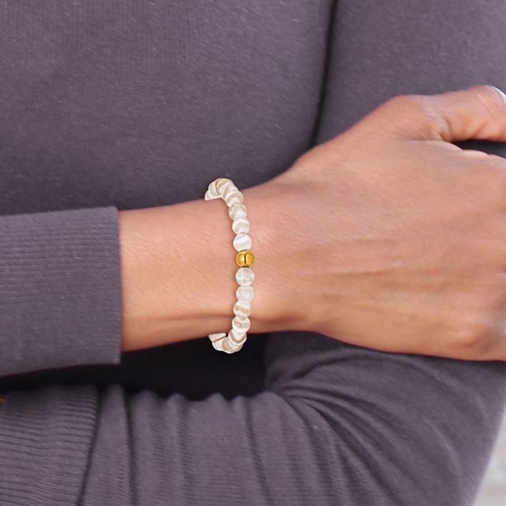 Chisel Stainless Steel Polished Yellow IP-plated 6mm White Line Agate Beaded 6.25 inch Stretch Bracelet
