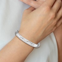 14K 0.31 White Gold Florentine Engraved 8.00mm Hinged Round Bangle Bracelet view 4